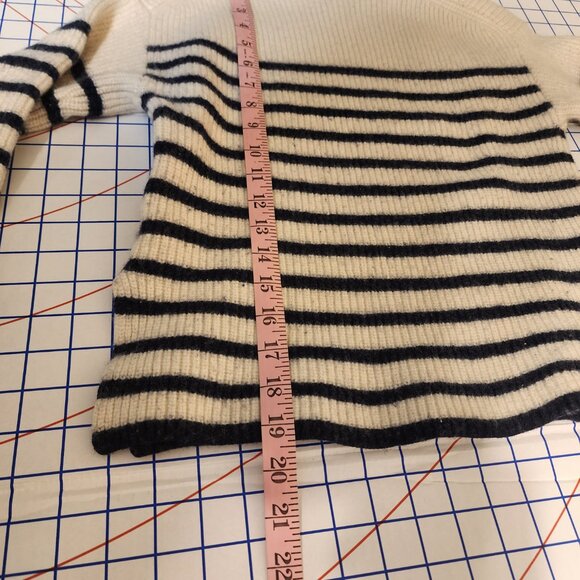 Rails Claudia Sweater Cream & Navy Stripe NWOT Med Some bleeding/pilling - Picture 3 of 14